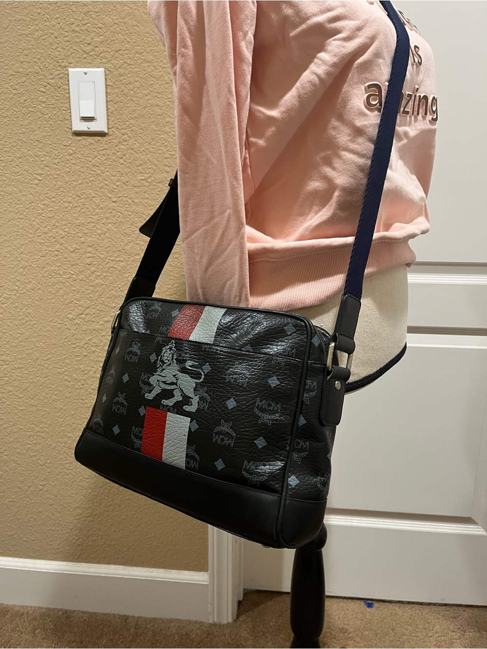 MCM 1976 LION VISETOS MESSENGER CROSSBODY BAG - Picture 11 of 12